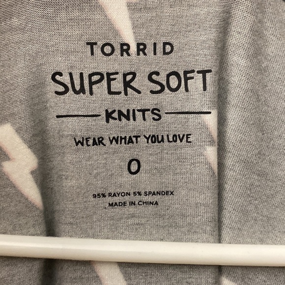 NWT Torrid Classic Fit Crew Tee Super Soft Lightnight Bolts  size large torrid 0 - Picture 8 of 10